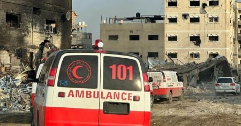 الهلال الأحمر يواصل جهوده الإنسانية في الإجلاء الطبي من قطاع غزة