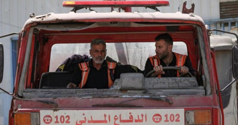 الدفاع المدني ينقذ مواطنًا من حفرة امتصاصية انهارت عليه شمال خان يونس