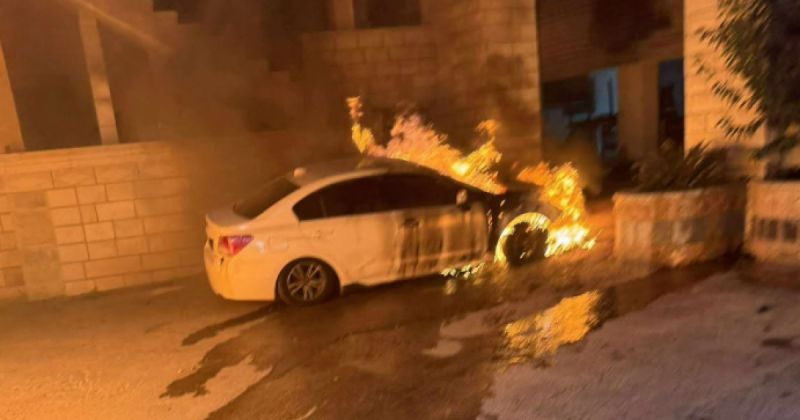 مستوطنون يحرقون مركبة وجرارا زراعيا في رامين شرق طولكرم