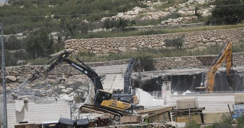 الاحتلال يجبر عائلة بالقدس على هدم 7 من منازلها ذاتيا