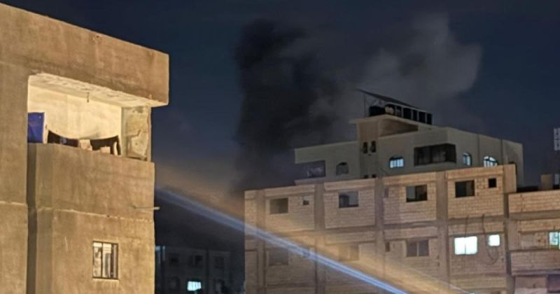 غارة إسرائيلية تدمر منزلاً في مخيم النصيرات وتوقع إصابات بين المواطنين