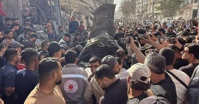 شهيد وإصابات بقصف إسرائيلي استهدف سيارة بحي الرمال وسط مدينة غزة