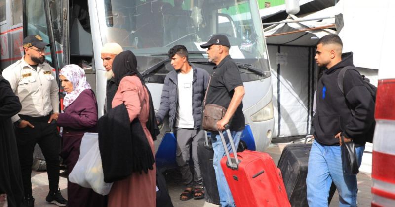 إجلاء 122 مريضا ومرافقا من غزة عبر معبر رفح للعلاج خارج القطاع