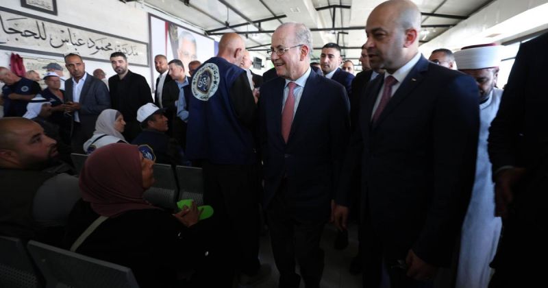 رئيس الوزراء الفلسطيني يتفقد أوضاع الحجاج قبيل مغادرتهم لأداء فريضة الحج
