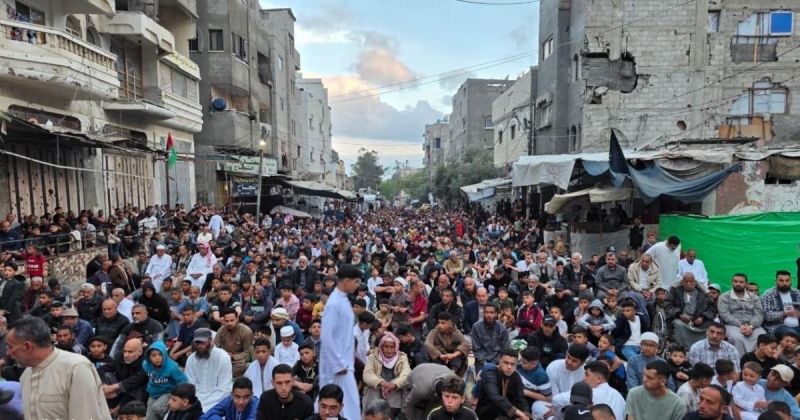 أداء صلاة عيد الأضحى على أنقاض المساجد والمنازل المدمرة في قطاع غزة