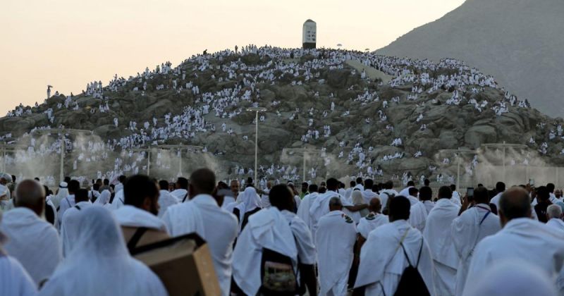 حجاج بيت الله الحرام يتوافدون إلى مشعر عرفات لأداء الركن الأعظم