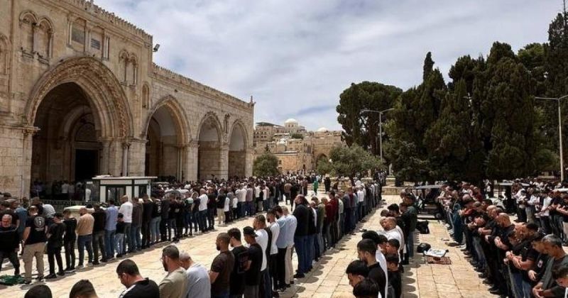 رغم عراقيل الاحتلال.. 75 ألفا يؤدون صلاة الجمعة في المسجد الأقصى