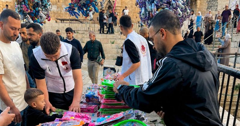 "بيت مال القدس" توزع ألعابا وهدايا على الأطفال عند بوابات "الأقصى"
