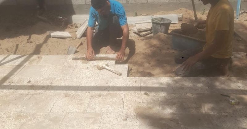 الطين بدل الإسمنت.. الغزيون يبتكرون حلولاً للبناء وسط شح المواد