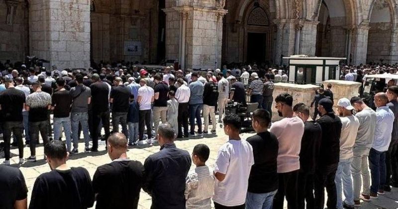 رغم عراقيل الاحتلال.. عشرات الآلاف يؤدون الجمعة في المسجد الأقصى