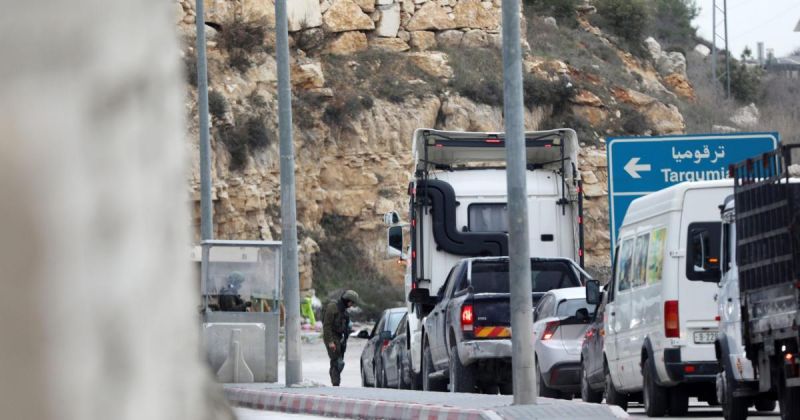 الجيش الإسرائيلي يفرض إغلاقات وحواجز عسكرية بالضفة دون مبررات أمنية