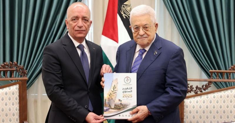 الرئيس عباس يتسلم التقرير السنوي لسلطة الأراضي 2025