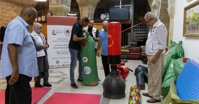 "بيت مال القدس" تسلم معدات رياضية لنادي جمعية الجالية الإفريقية في القدس