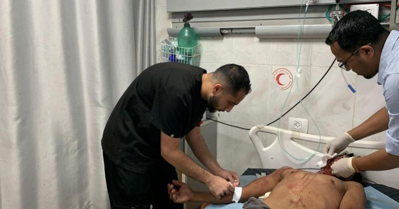 مصابون بقصف طيران الاحتلال شقة سكنية في مدينة غزة