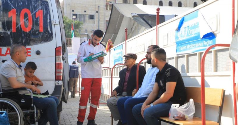 الهلال الأحمر يشارك في إجلاء 24 مريضاً من غزة عبر معبر رفح