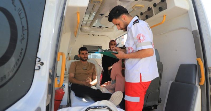 الصحة: مغادرة 26 مريضاً و46 مرافقاً عبر معبر رفح للعلاج في الخارج