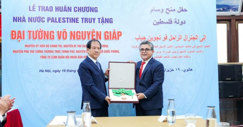 الرئيس عباس يمنح الجنرال الفيتنامي جياب الوشاح الأكبر من وسام دولة فلسطين