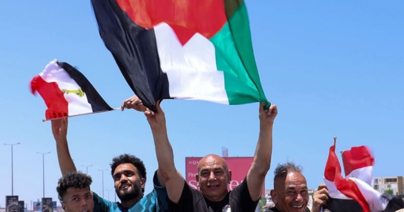 حسام حسن والمنتخب المصري يرفعون العلم الفلسطيني بعد وصولهم إلى القاهرة