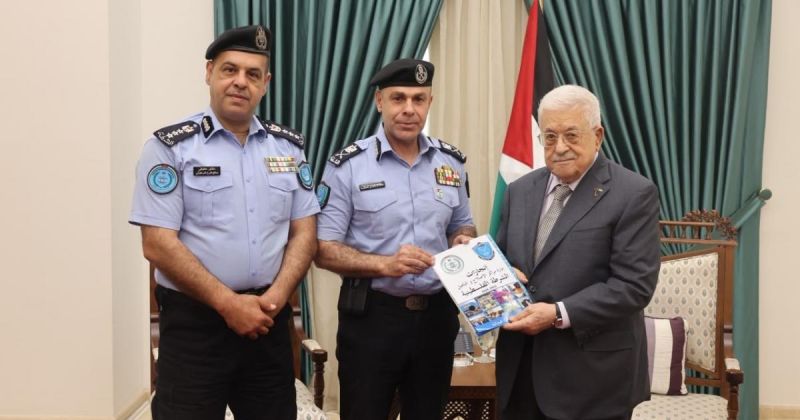 الرئيس عباس يتسلم كتيبا خاصا من إصدار قيادة الشرطة
