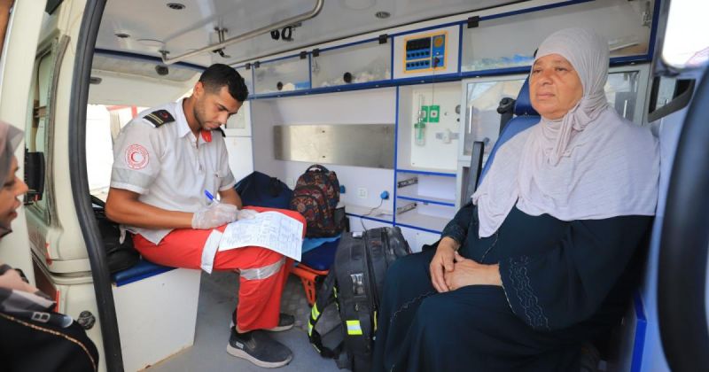 الهلال الأحمر يجهز 35 مريضًا لإجلائهم للعلاج خارج غزة