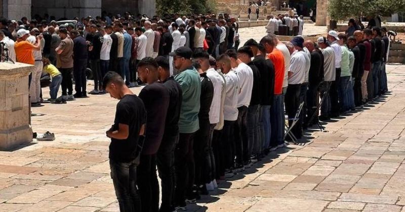 65 ألفا يؤدون صلاة الجمعة في المسجد الأقصى رغم معيقات الاحتلال