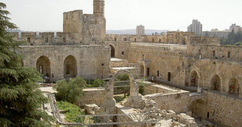 الخليل: الاحتلال يزور تاريخ 140 موقعاً أثرياً لسرقتها