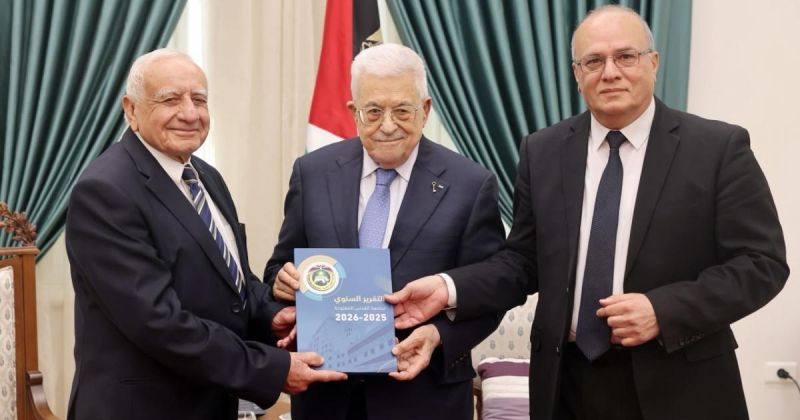 الرئيس عباس يتسلم التقرير السنوي لجامعة القدس المفتوحة