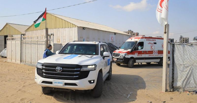 الهلال الأحمر يشارك في إجلاء 82 مريضاً ومرافقاً للعلاج خارج غزة عبر معبر رفح