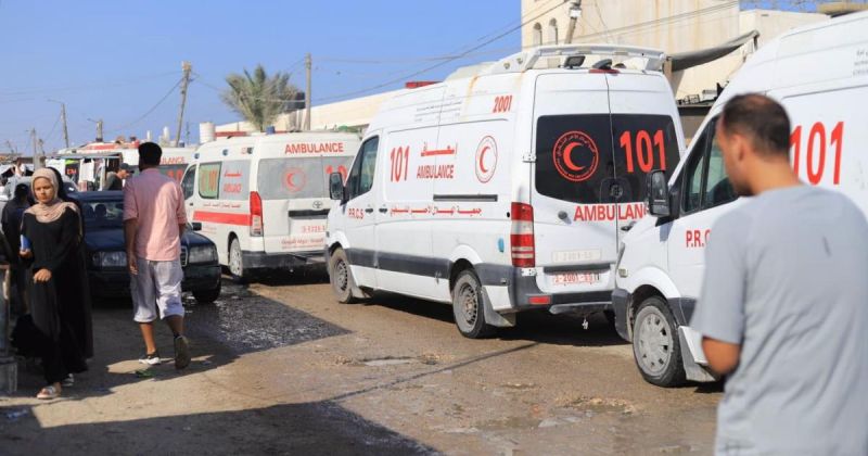 الهلال الأحمر يشارك في إجلاء 71 مريضاً ومرافقاً من غزة عبر معبر رفح