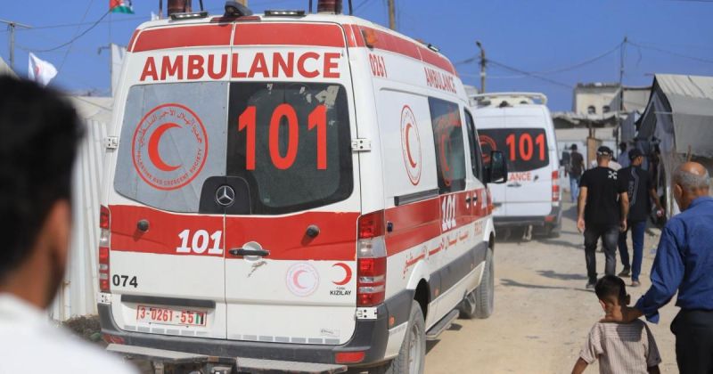 الهلال الأحمر: إجلاء 38 مريضاً و53 مرافقاً للعلاج خارج غزة عبر معبر رفح