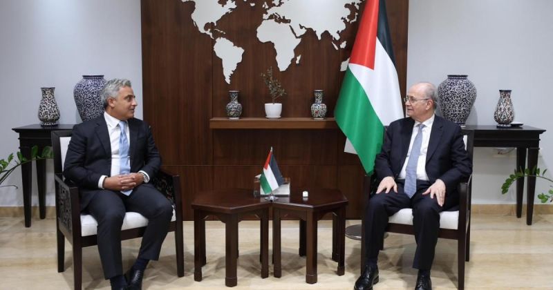 تفاصيل اجتماع رئيس الوزراء مع السفير المصري لدى فلسطين