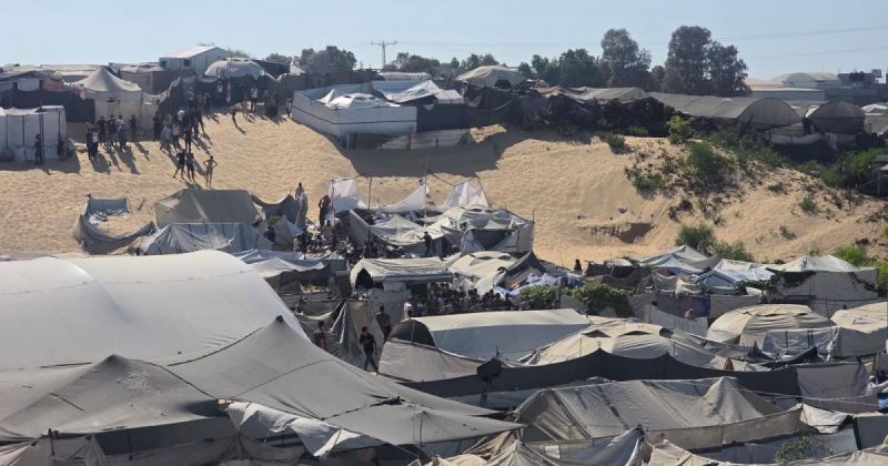 مصابون إثر قصف استهدف خيمة نازحين في مواصي خانيونس