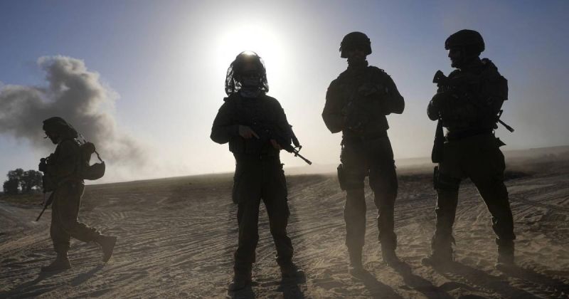 الجيش الإسرائيلي يُقيم حاجزا مانعا للمركبات وخندقا على حدود غزة
