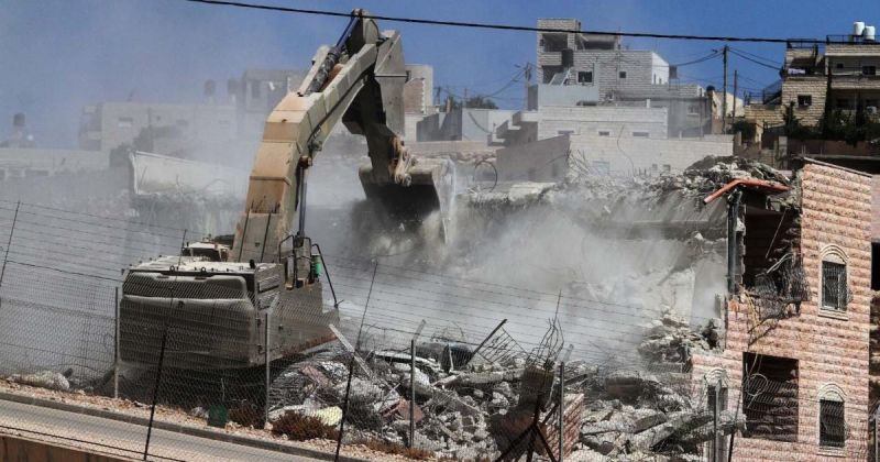الاحتلال يهدم منزلا في الرام شمال القدس