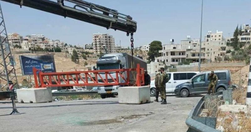 الاحتلال ينصب 3 بوابات حديدية في محيط يعبد ويقيّد حركة المواطنين