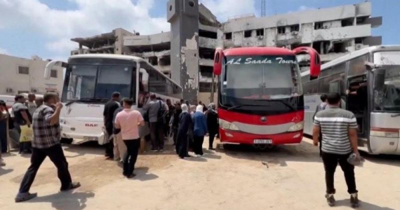 صحة غزة تحذّر من شلل القطاع الصحي جراء توقف حافلات نقل الطواقم الطبية