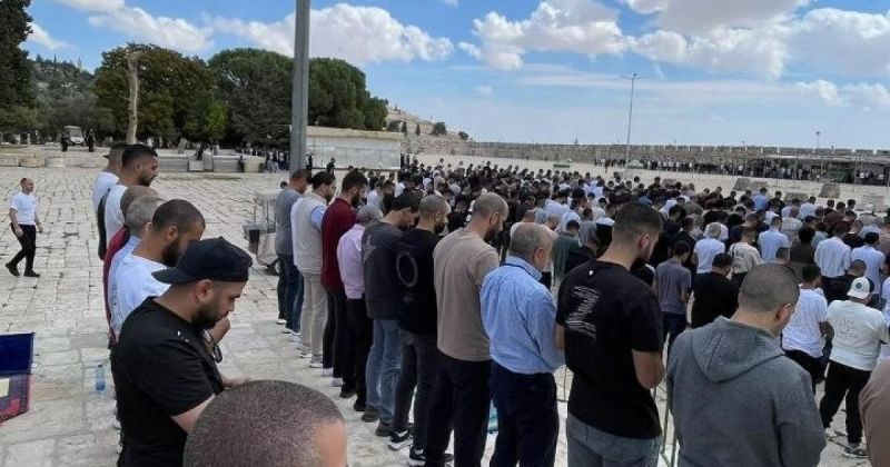 عشرات آلاف المصلين يؤدون الجمعة في الأقصى رغم تشديدات الاحتلال