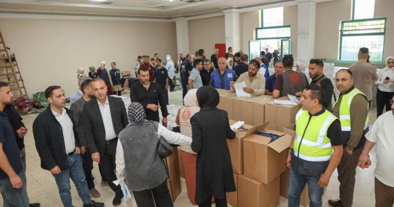محافظة الخليل تبدأ توزيع الدفعة الأولى من المساعدات على العائلات المتضررة