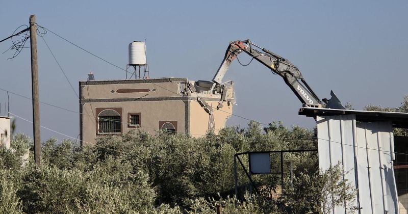 قوات الاحتلال تُشرع بهدم منزلين في دير بلوط غرب سلفيت