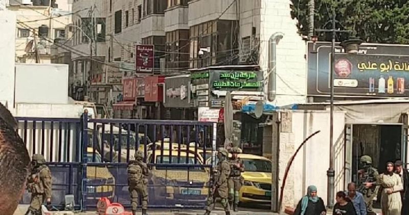 الاحتلال يقتحم ساحة مجمع فلسطين الطبي وينشر قناصته
