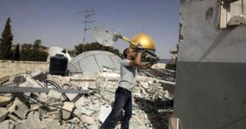 الاحتلال يجبر مقدسيا على هدم منزله في رأس العمود 