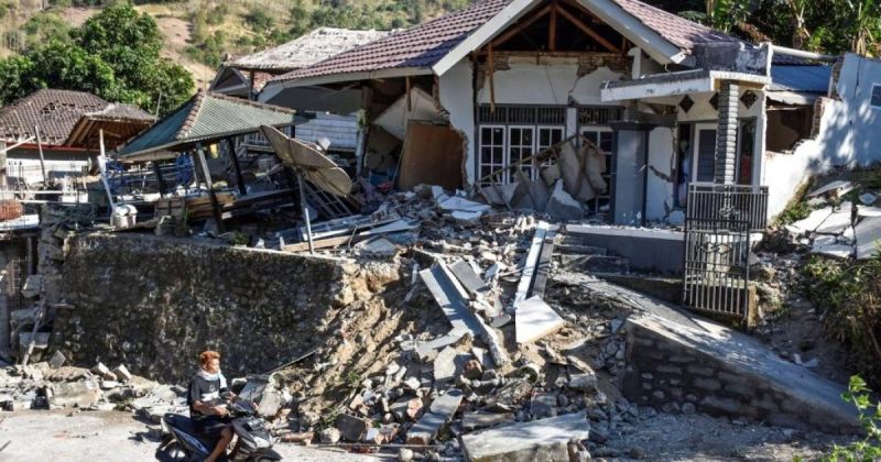 20 قتيلا على الأقل جراء زلزال ضرب قبالة سواحل اندونيسيا بقوة 7.6 درجة