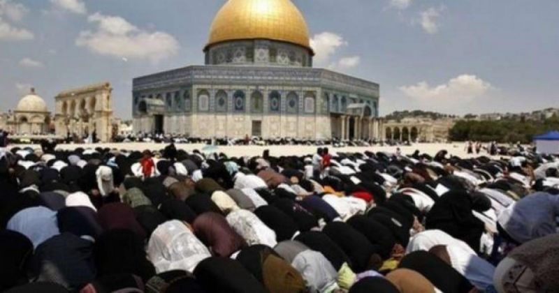 60 ألف مصلٍ يؤدون الجمعة في الأقصى رغم قيود الاحتلال