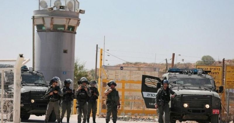 بالأسماء: سلطات الاحتلال تعقد غدا جلسات محاكمة لـ90 أسيرا في عوفر