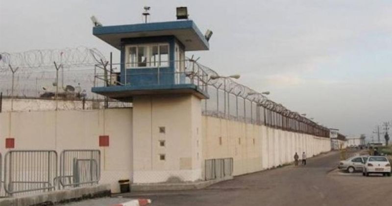حماس تحذّر من إجراءات جديدة بحق الأسرى في سجن عوفر