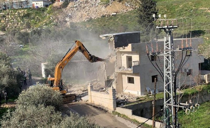 الاحتلال يخطر بوقف العمل والبناء في 7 منازل جنوب الخليل