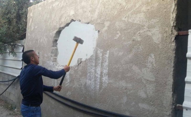 الاحتلال يجبر مواطنا على هدم منزله في القدس