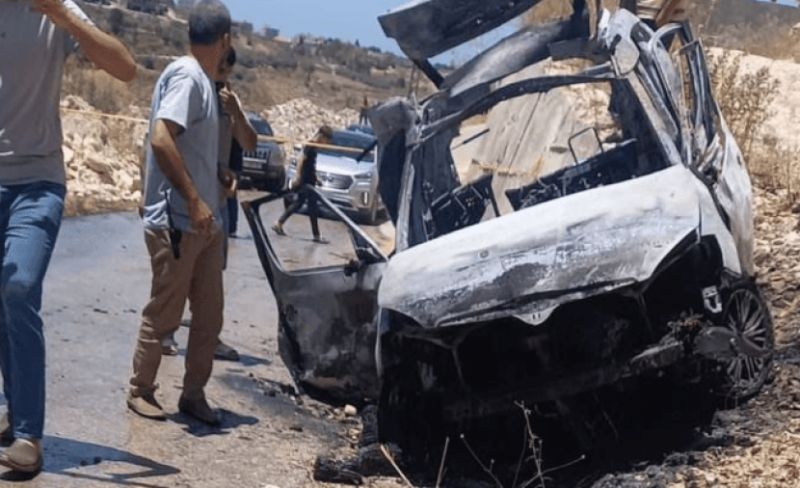 مستوطنون يحرقون منزلا ومركبتين في بيت أمرين