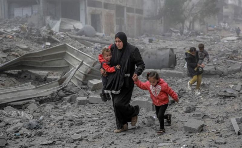 المركز الفلسطيني لحقوق الإنسان: استهداف ممنهج من قبل "إسرائيل" للطواقم الصحية والمركبات المدنية في غزة