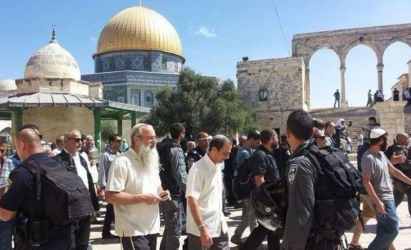 قطعان المستوطنين يُدنسون الأقصى بحماية مشددة من قوات الاحتلال